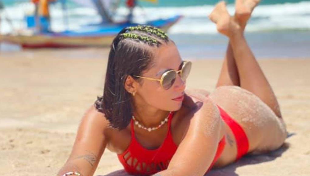 El sospechoso salta el muro para salir de la casa, se sube tranquilamente al coche aparcado, se sienta en el asiento del acompañante y se marcha. 