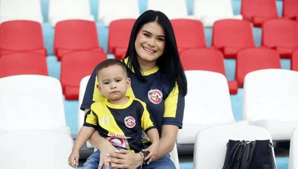 Esta linda madre sonríe para el lente de Diario La Prensa en el estadio de Tegucigalpa.