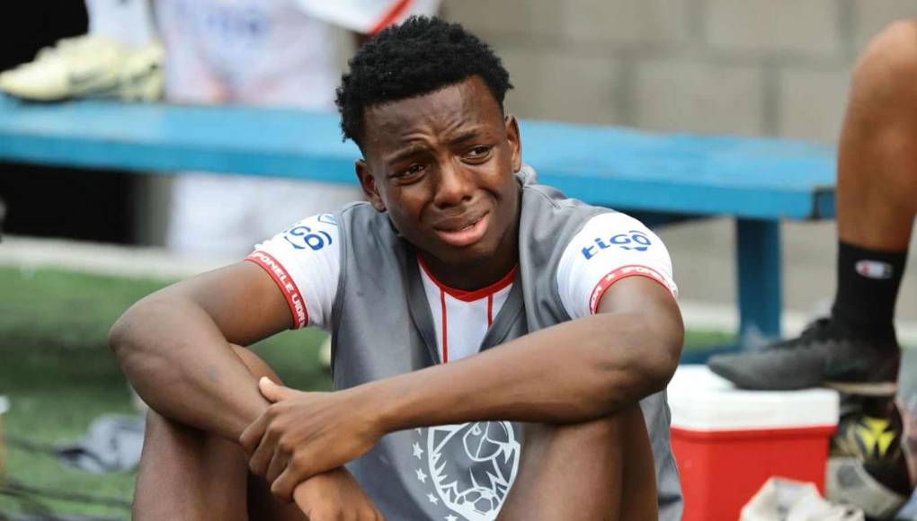 Las lágrimas en los futbolistas del equipo ceibeño empezaron a caer tras confirmarse el descenso al final del partido.