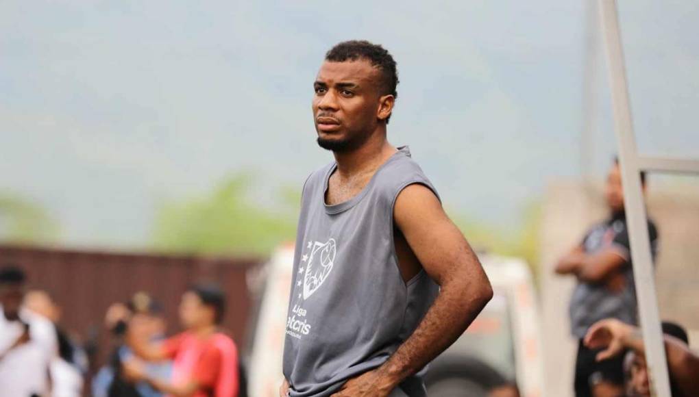 Roger Sander salió de cambio y sufrió mucho en el banquillo del Vida por la derrota contra la UPN.