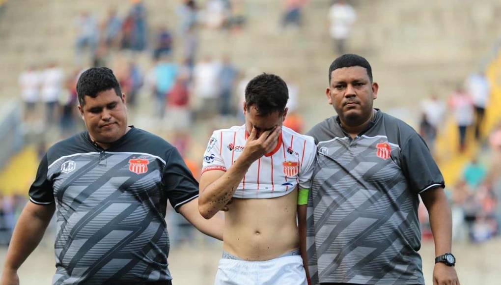 Marcelo Canales, capitán del Vida, fue el jugador que más afectado se mostró por el descenso del equipo ceibeño a Segunda División.