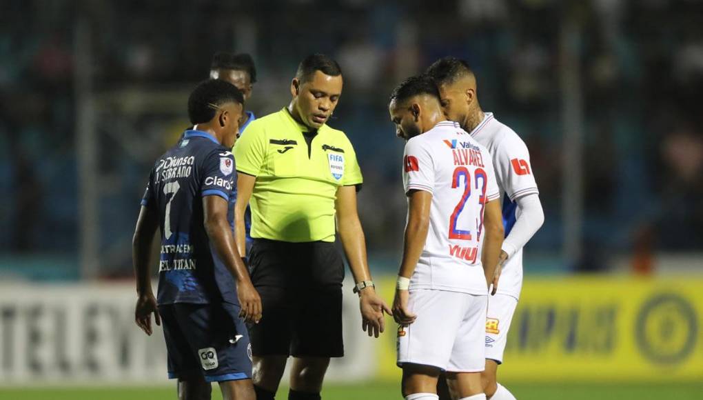 El árbitro Selvin Brown trató de controlar todas las acciones del partido Olimpia-Motagua.