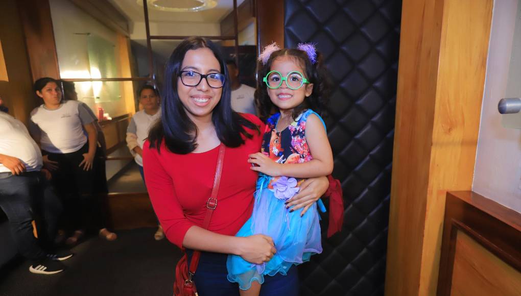 Lizzette Nieto y Emma Nicole Cubillas