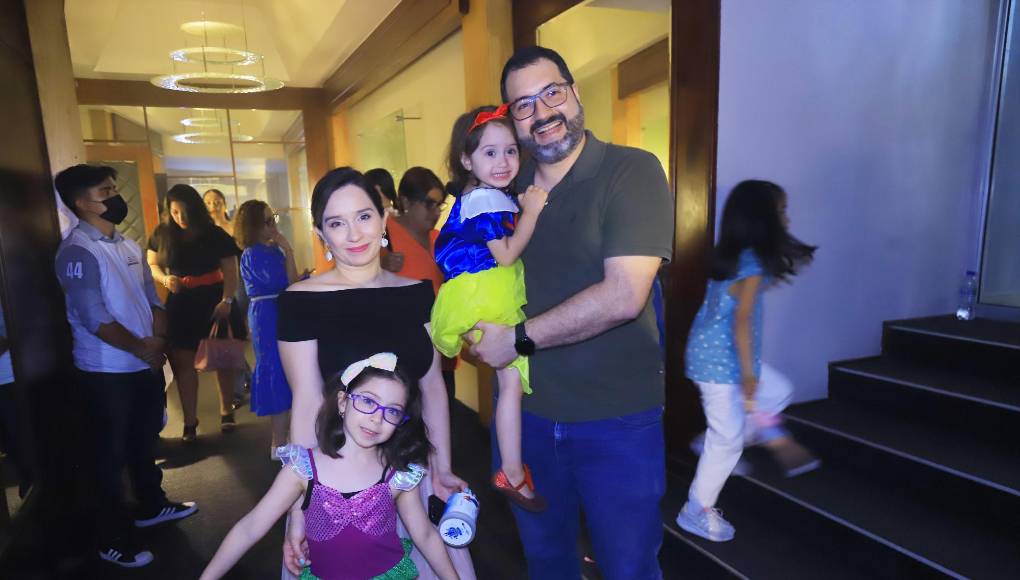 Cinthia Mejía, Vera, Alessandra y Miguel Aguilar