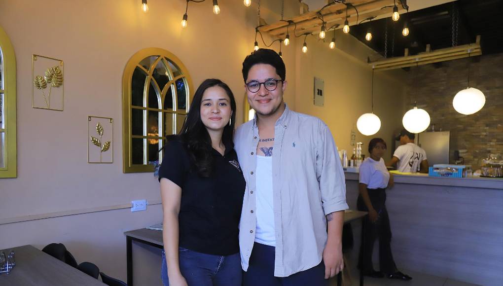 “Nos subíamos a la paila del carro para ayudarles a ofrecer los productos y en ocasiones hasta modelábamos la ropa”, dijo entre risas.