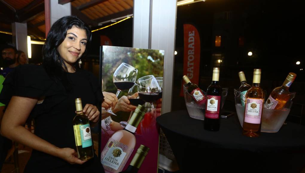 Vinos Santa Helena acompañó de principio a fin el evento, dando a degustar de sus productos a los invitados especiales. 