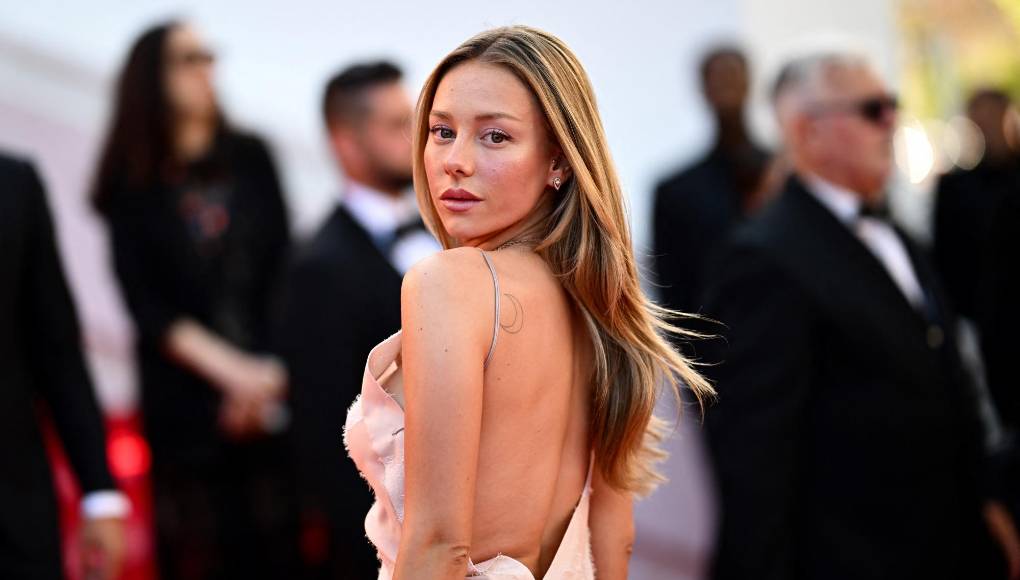 La española Ester Expósito llevó el collar y el anillo de Diamond Catcher junto con los pendientes de fuego, Desert Bloom y anillos D-Vibes, en un vestido romántico en tonos blancos y transparencias.