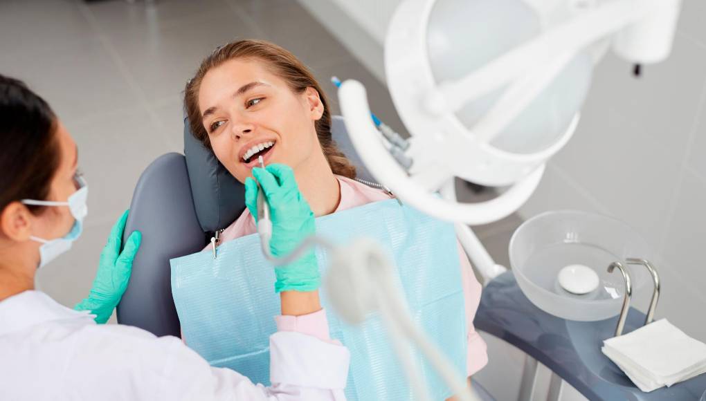 Cuidar dientes y encías ayuda a proteger el cerebro