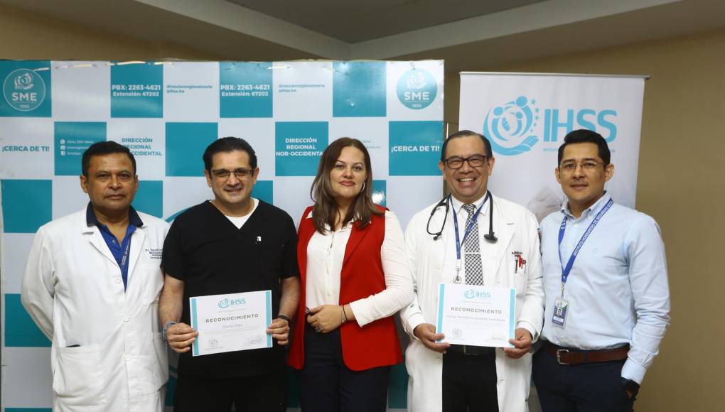 Además de reconocer la antigüedad del personal, se otorgaron menciones honoríficas a destacados profesionales del hospital, entre ellos El Dr. Óscar Díaz y el Dr. Carlos Humberto Quijada.