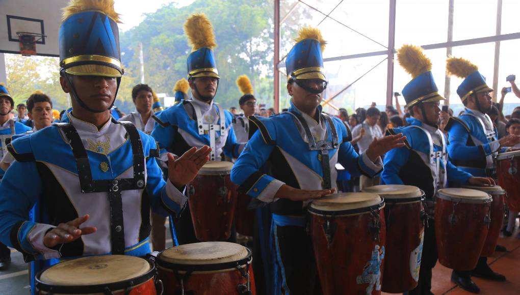 Sin importar las altas temperaturas, los integrantes de la banda se enfundaron en sus trajes y dieron una presentación de gran calidad. 