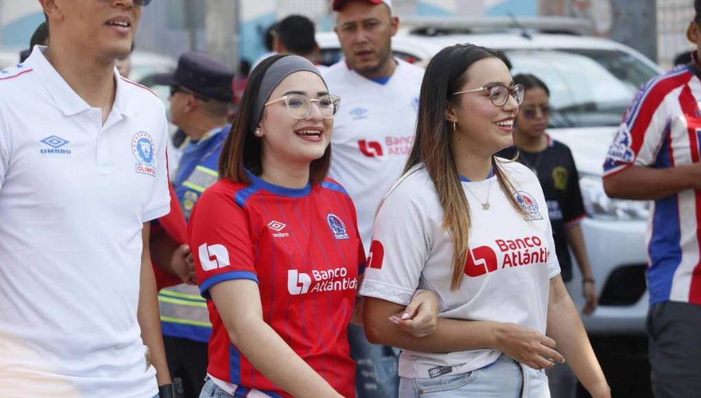 Un tremendo ambiente el que se vivió en las afueras del Chelato Uclés antes del arranque del partido. 