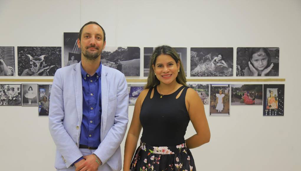 La exposición itinerante proviene de El Salvador, en la que participan 3 europeos y 5 salvadoreños. Entre ellos: Víctor Artiga (alemán-español), Emilie Beffara (Francia) y Luisa Martínez (España); además de Gisella Cerritos, Jorge Ávalos, Napoleón Alfaro, Verónica Vides y Crack Rodríguez. En la fotografía posan el director de la Alianza Francesa, Joffrey Nanquette, junto a a la corresponsal de comunicación, Margarita Urbina. 