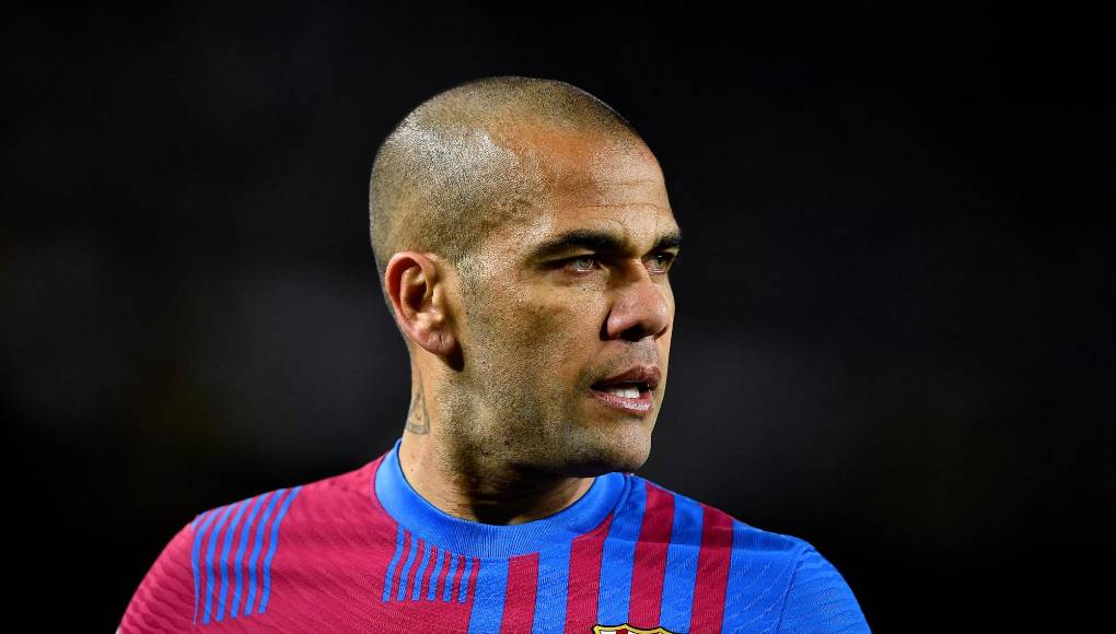 La sala, que rechaza la atenuante de embriaguez que planteó la defensa, concluye que se ha acreditado que Alves, haciendo “uso de su mayor fuerza”, cogió “bruscamente” a la víctima, la tiró al suelo y, evitando que se pudiera mover, la violó, “pese a que la denunciante decía que no, que se quería ir”.