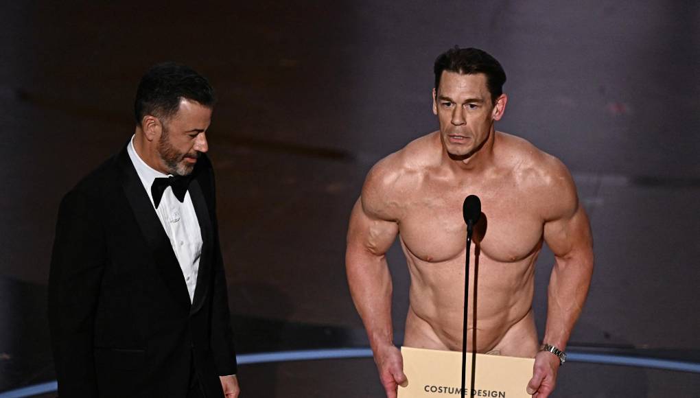 El 16 veces campeón mundial de lucha libre en la WWF y actor de cine norteamericano, John Cena, protagonizó uno de los momentos más inesperados y divertidos de la gala de premios de los premios Óscar 2024. Cena se apareció en el escenario “desnudo”, para presentar a los nominados en la categoría a Mejor Diseño de Vestuario. Jimmy Kimmel, el anfitrión de los premios, lo “persuadió” para salir en ese estado con un propósito.