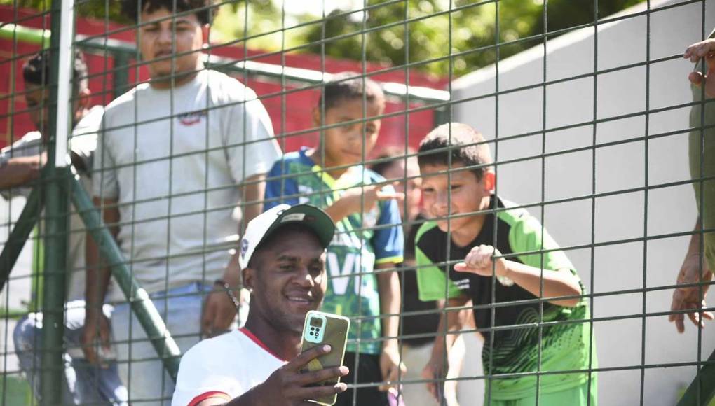 Brayan Beckeles se tomó fotos con estos pequeños aficionados del Marathón.