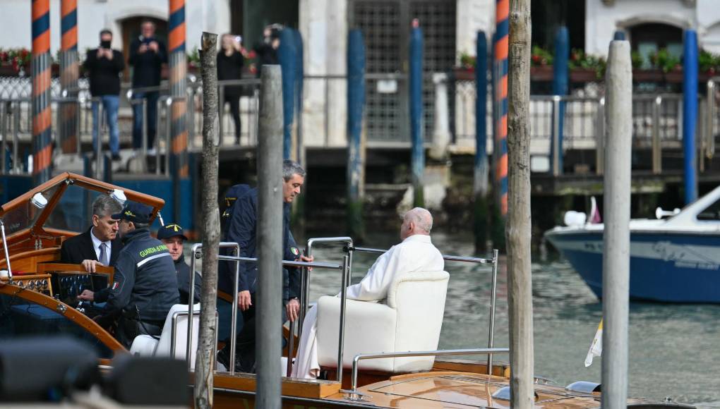 “Venecia está unida a las aguas sobre las que se asienta y, sin el cuidado y la protección de este entorno natural, podría incluso dejar de existir”, advirtió en su homilía.