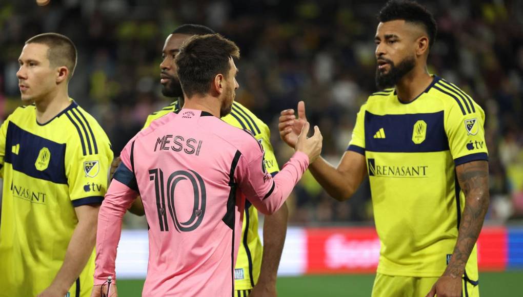 El saludo de Messi con el panameño Aníbal Godoy antes del inicio del partido.