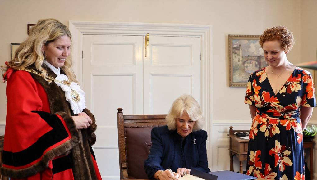 El jueves viajó a Irlanda del Norte, donde se reunió con la nueva jefa del gobierno local, Michelle O’Neill, y con poetas. Durante sus visitas, Camila da noticias sobre su esposo. “Está muy bien”, dijo el jueves. 