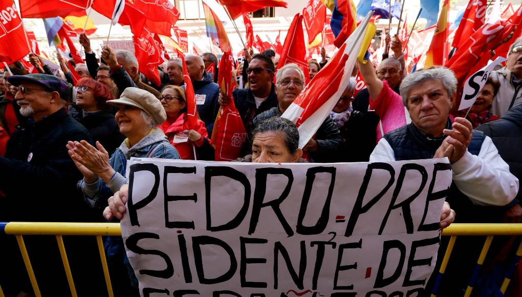 Con el mandatario socialista en su tercera jornada de reflexión y silencio autoimpuesto, 12.500 personas, según la delegación del gobierno en Madrid, se concentraron para mostrarle su apoyo con lemas como “<b>Pedro</b>, no te rindas” o “España te necesita”
