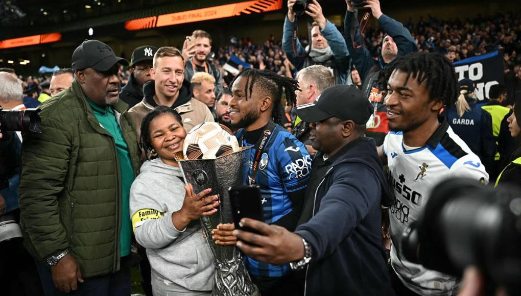 Ademola Lookman celebró el título de la Europa League con su familia sobre el césped del Aviva Stadium de Dublín.