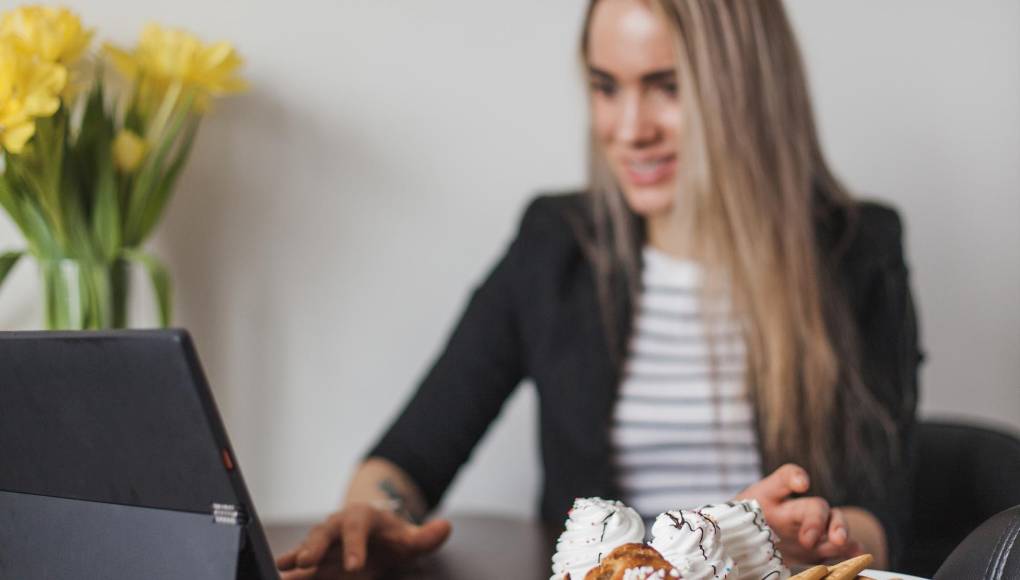 Comer frente a las pantallas aumenta el consumo compulsivo de alimentos ultraprocesados