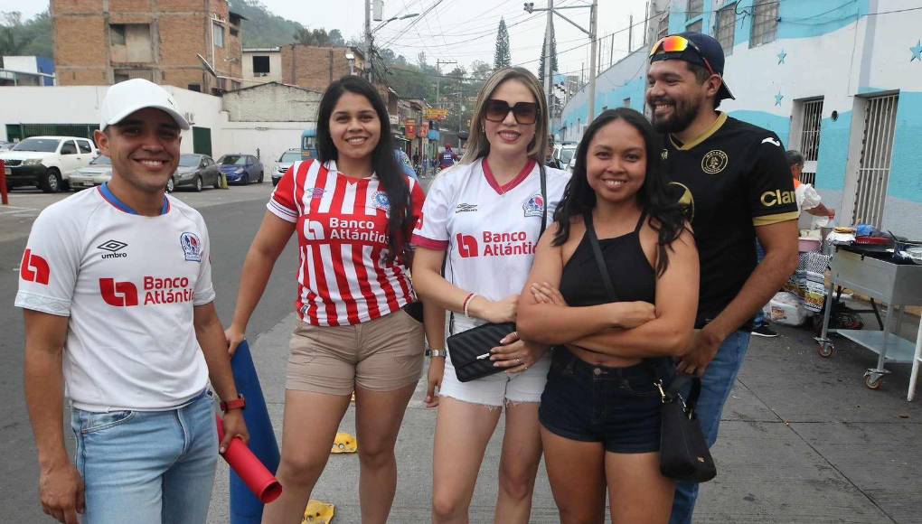 Las chicas llegaron para disfrutar del superclásico que definirá al último finalista del torneo Clausura 2024. 