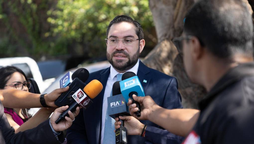 Cálix denunció el miércoles que la Unidad de Política Limpia (UPL) no le autorizó la apertura de una cuenta bancaria para su campaña y señaló al expresidente Zelaya por esa decisión. 