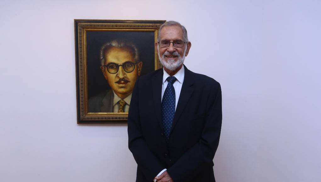 Marco Rietti y uno de sus cuadros