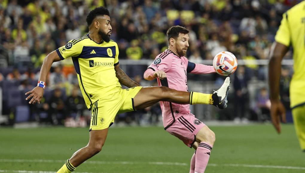 El panameño Aníbal Godoy anduvo marcando de cerca a Leo Messi durante el partido.