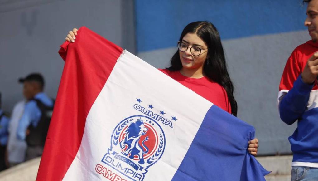 Esta aficionada comenzó a lucir la bandera del 37 veces campeón de Honduras.