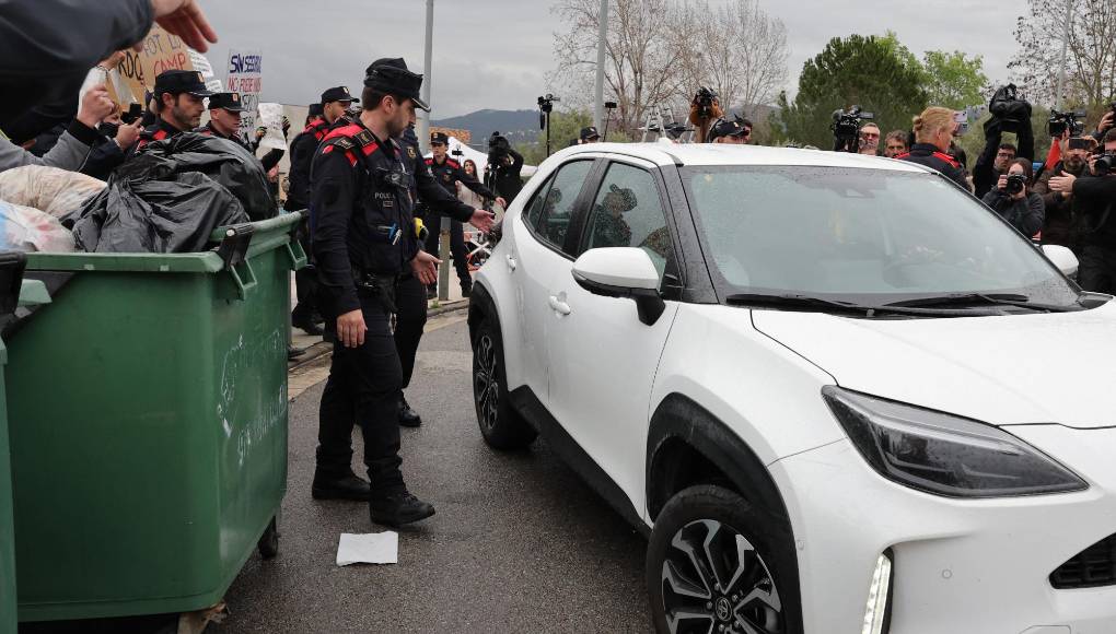 Tras abandonar el penal, se subió a un vehículo que lo esperaba para marcharse, sin hacer comentarios a los numerosos periodistas allí congregados, entre ellos reporteros de AFP.