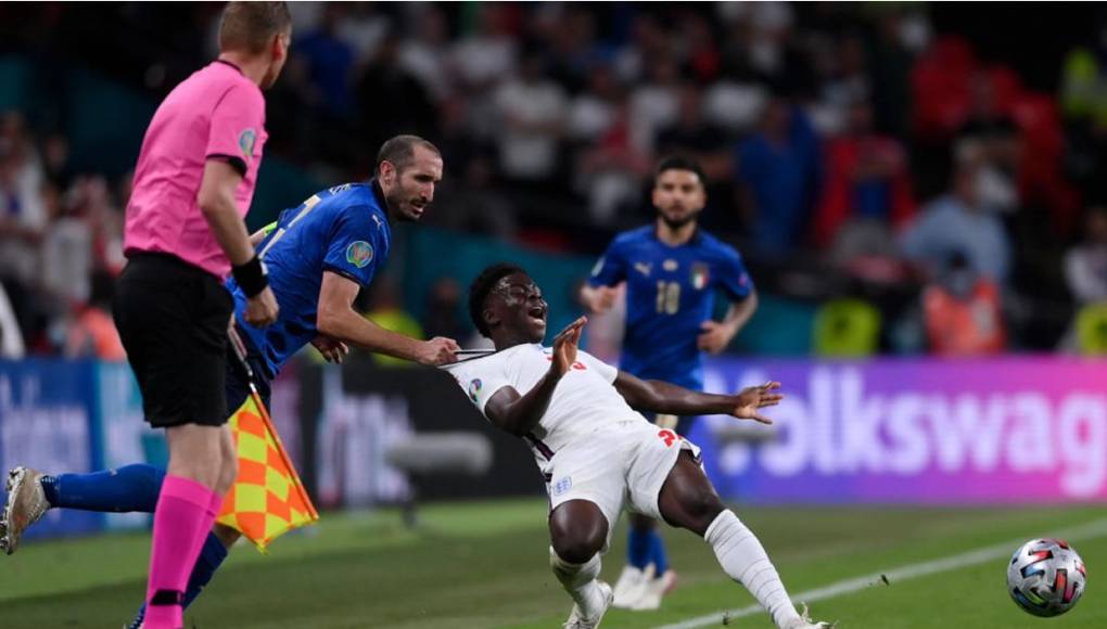 Esta nueva cartulina expulsará por un rato al jugador que la vea y servirá para sancionar ataques prometedores y faltas tácticas que no lleguen a superar el umbral necesario para ver una expulsión por roja directa.