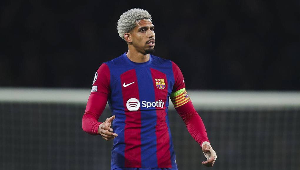 Ronald Araújo, expulsado en el partido anterior ante PSG, se mantiene en la zaga central.