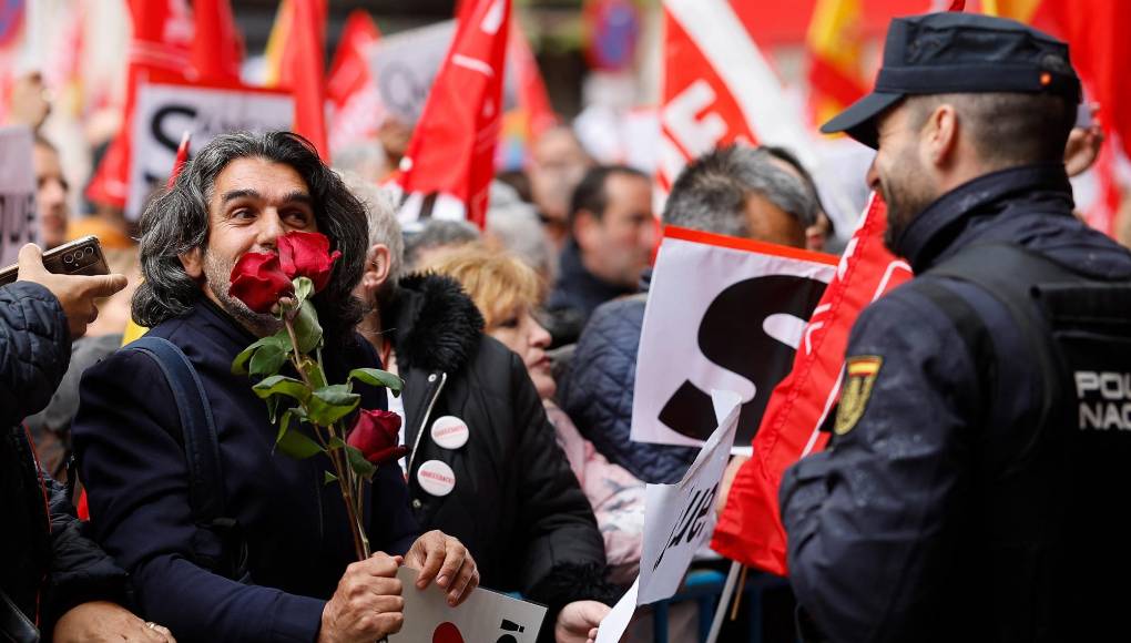 Se congregaron frente a la sede central del Partido Socialista en la capital española, donde se reunía la plana mayor de la formación, que cerró filas en torno a su líder.