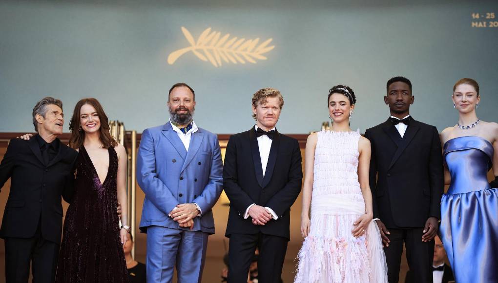 Junto a Stone, Margaret Qualley, con un vaporoso vestido rosa casi blanco; Willem Dafoe, con traje y camisa negra; Hunter Schafer, de azul satinado, y Yorgos Lanthimos, con un traje cruzado azul claro poco habitual en las alfombras rojas del festival. También estaba Jesse Plemons, otro de los protagonistas de una película que se divide en tres historias independientes y el actor norteamericano Mamoudou Athie. 
