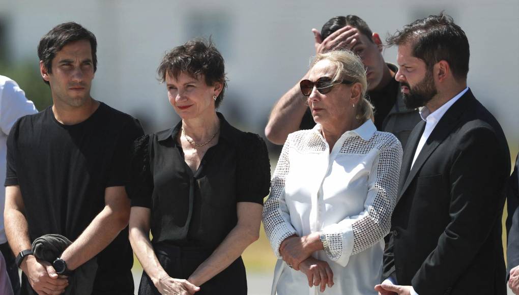 El mandatario chileno acompañó a la familia de su predecesor y ordenó tres días de duelo nacional.