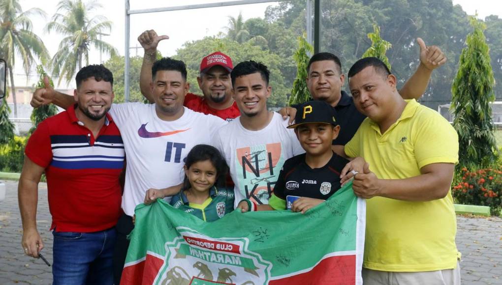 Aficionados de Marathón se acercaron al Yankel y se tomaron fotos con Isaac Castillo.