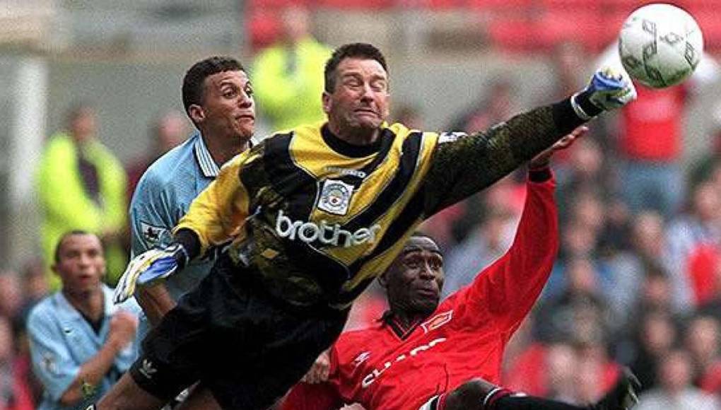 Después de nueve años en el club, Immel fichó por el Manchester City por 400.000 libras esterlinas y pasó dos años en Maine Road antes de colgar los guantes al final de la temporada 1996/97.