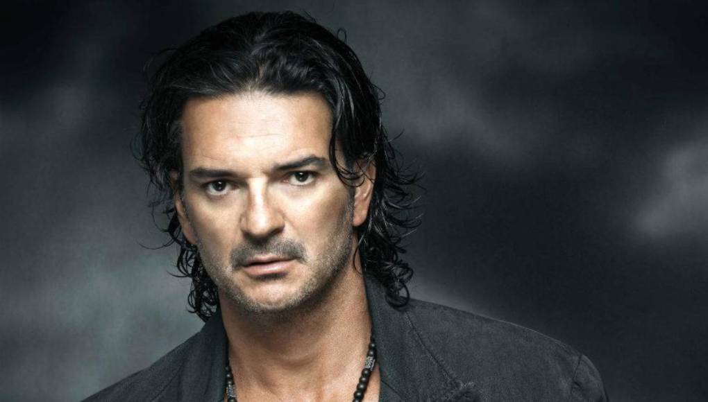 Ricardo Arjona - El pasado 10 de diciembre reveló que por complicaciones de salud había tomado la decisión de decir adiós. El intérprete de ‘Quién diría’ y ‘Mujeres’ confesó que había pasado “por más de seis infiltraciones de columna para poder mantenerse en pie” y terminar con su gira ‘Blanco y Negro’.