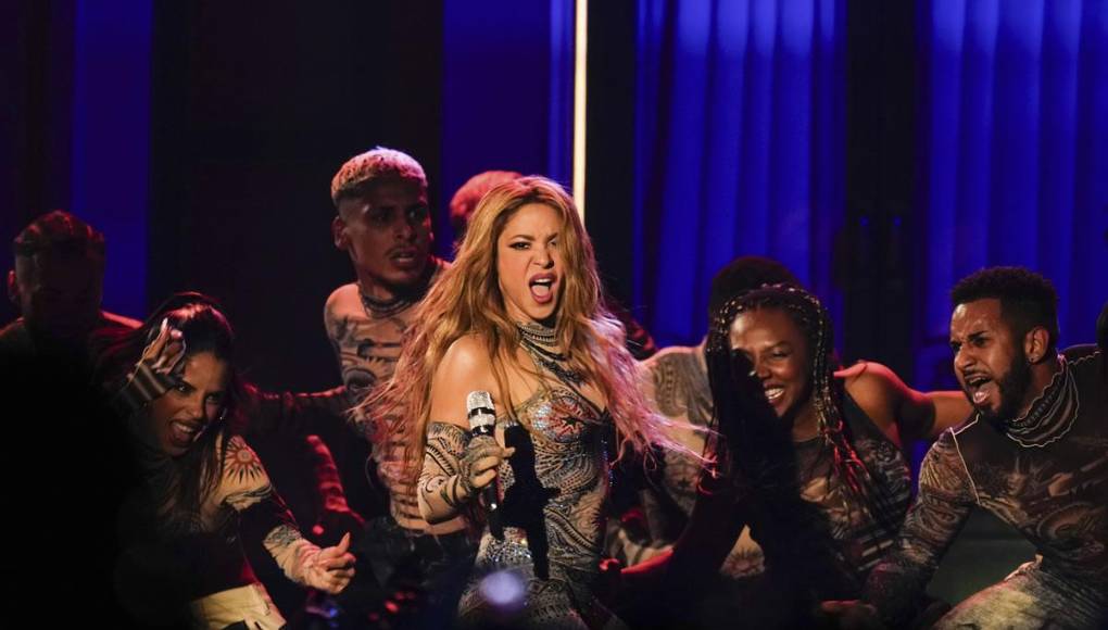 “Mi nuevo álbum llega este 22 de marzo. No lo he creado sola, sino con todos ustedes y con mi manada de lobas, que han estado acompañándome en cada paso. La producción de esta obra ha sido un proceso alquímico. Al escribir cada canción me reconstruí a mí misma. Al cantarlas, mis lágrimas se transformaron en diamantes y mi vulnerabilidad en resiliencia”, explicó la colombiana en un comunicado compartido en sus redes sociales.