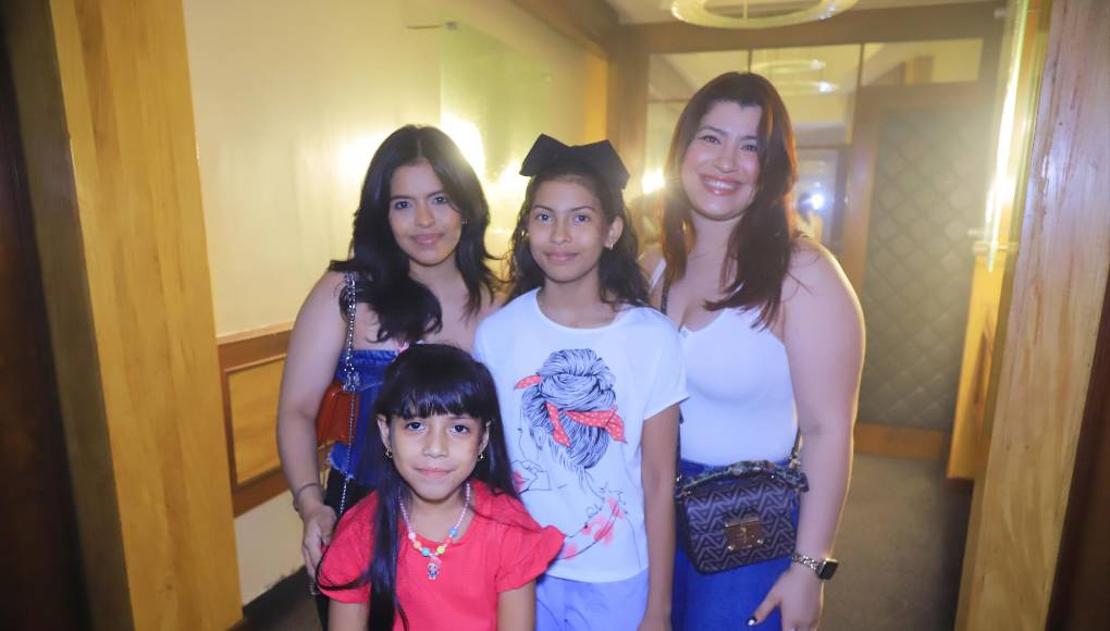 Celeste y Belén Mendoza junto a Bessy López y Cesia Ríos