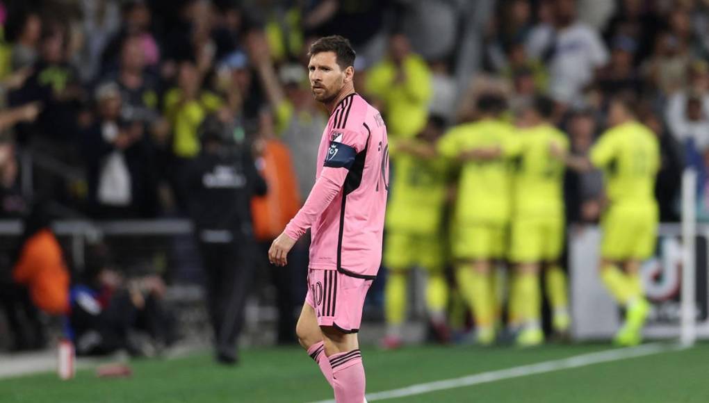 Leo Messi camino hasta el banquillo del Inter Miami después del primer gol del Nashville.