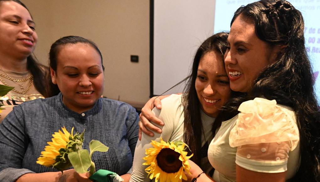 (FILES) Salvadoran Lilian (3-L) is greeted by Karen Orellana (L), Cinthia Rodriguez (2-L), and Sara Rogel (R), members of "17 and More," a group of women who were convicted after facing obstetric emergencies with sentences of up to 50 years in prison and charged with aggravated homicide, after being released from prison in San Salvador on January 17, 2024. Lilian was arrested at the hospital where she had just delivered her baby, and Alba was arrested at her baby's funeral. Accused of killing them, they were sentenced to 30 years in prison in El Salvador, where abortions and obstetric emergencies are punishable as crimes. Lilian spent eight years behind bars, and Alba spent ten. But their release, after a sentence review, is an incomplete victory for women in a country that insists on maintaining one of the harshest laws against abortion in the world. (Photo by Marvin RECINOS / AFP)