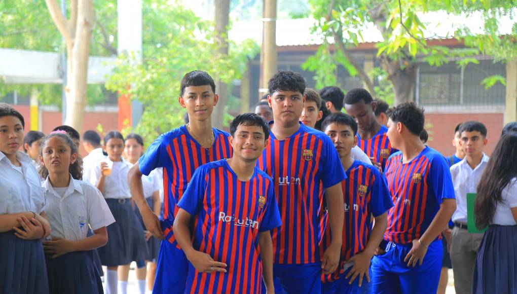 Los estudiantes del cuadro de fútbol de la institución recibieron medallas de reconocimiento por los logros conseguidos a la institución. 