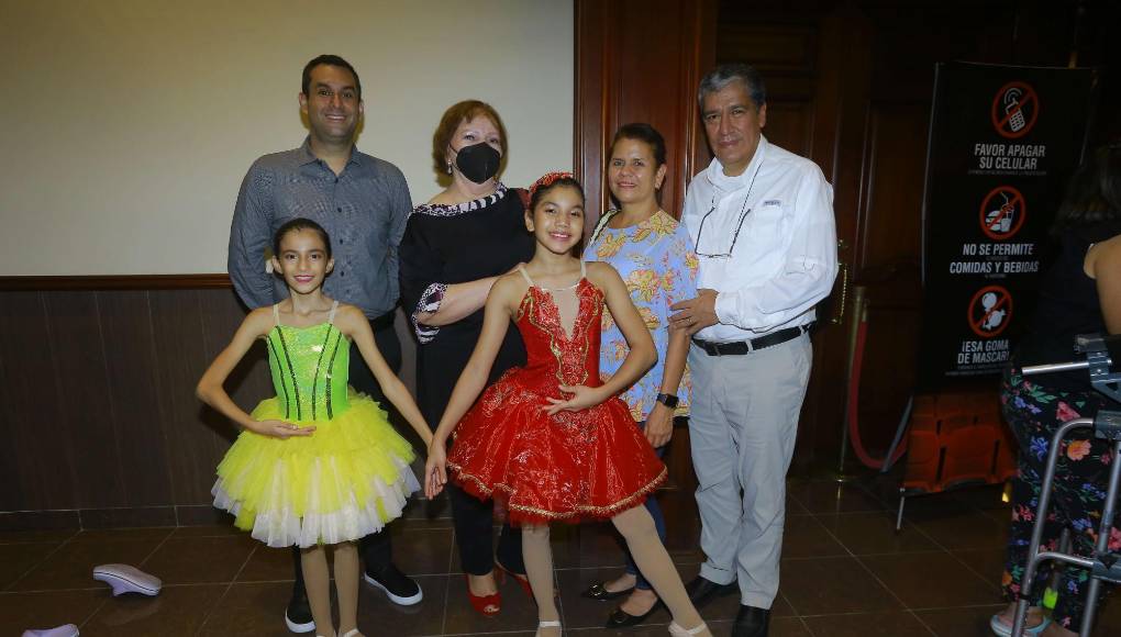 Héctor Venegas, Iona Stevenson, Gladys Castillo, Orlando Corredor, Lucía y Natalia Venegas