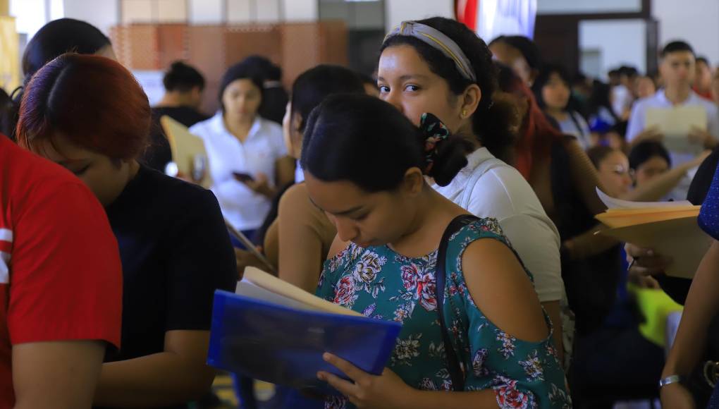 38 empresas ofertan 300 plazas laborales, hay de todo tipo de rubros y vacantes.
