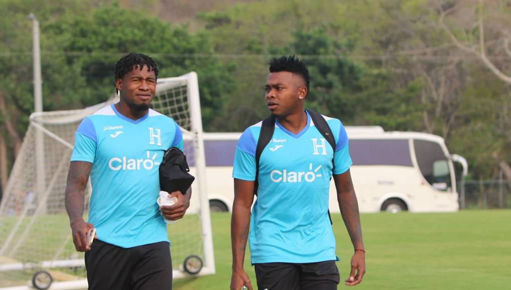 Elmer Güity, del Génesis, y Danilo Palacios, del Vida, llegando al entrenamiento.