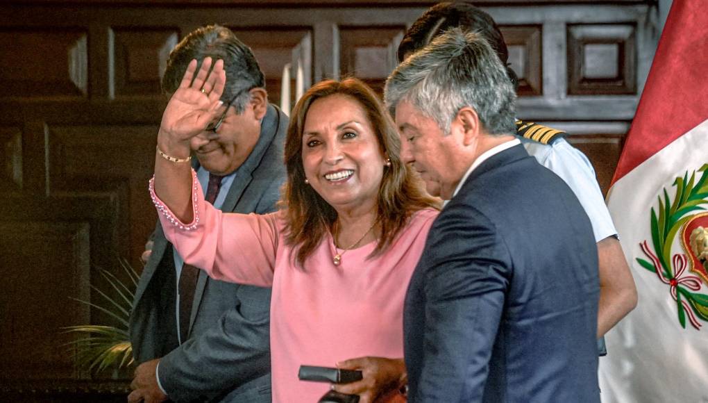 Las indagaciones por “la presunta comisión del delito de enriquecimiento ilícito y omisión de consignar declaración en documentos” comenzaron el 18 de marzo, tras una denuncia periodística del medio digital La Encerrona. La información reveló que usó varios relojes Rolex en actividades oficiales desde que asumió como vicepresidenta del gobierno del expresidente izquierdista Pedro Castillo y ministra de Desarrollo e Inclusión Social en 2021.