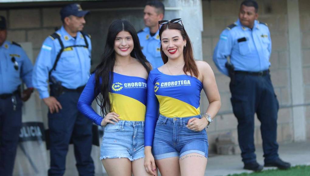 Y estas dos bellas edecanes robaron miradas en el estadio Emilio Williams de Choluteca durante el juego UPN-Motagua.