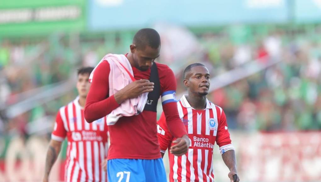 Los rostros tristes de los jugadores del Olimpia tras sufrir la segunda derrota consecutiva del Torneo Clausura 2024.